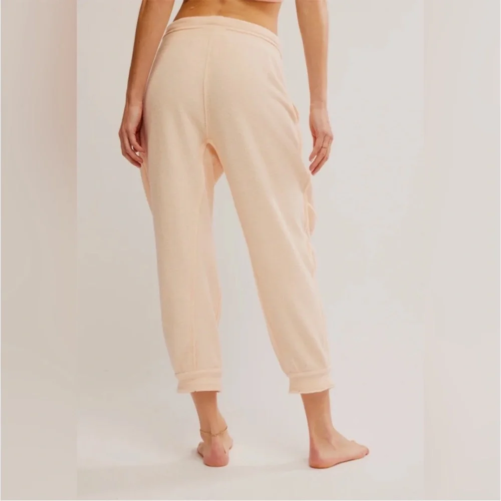 NWT free people day off joggers in tender Peach Jogger Sweatpants - Picture 3 of 10